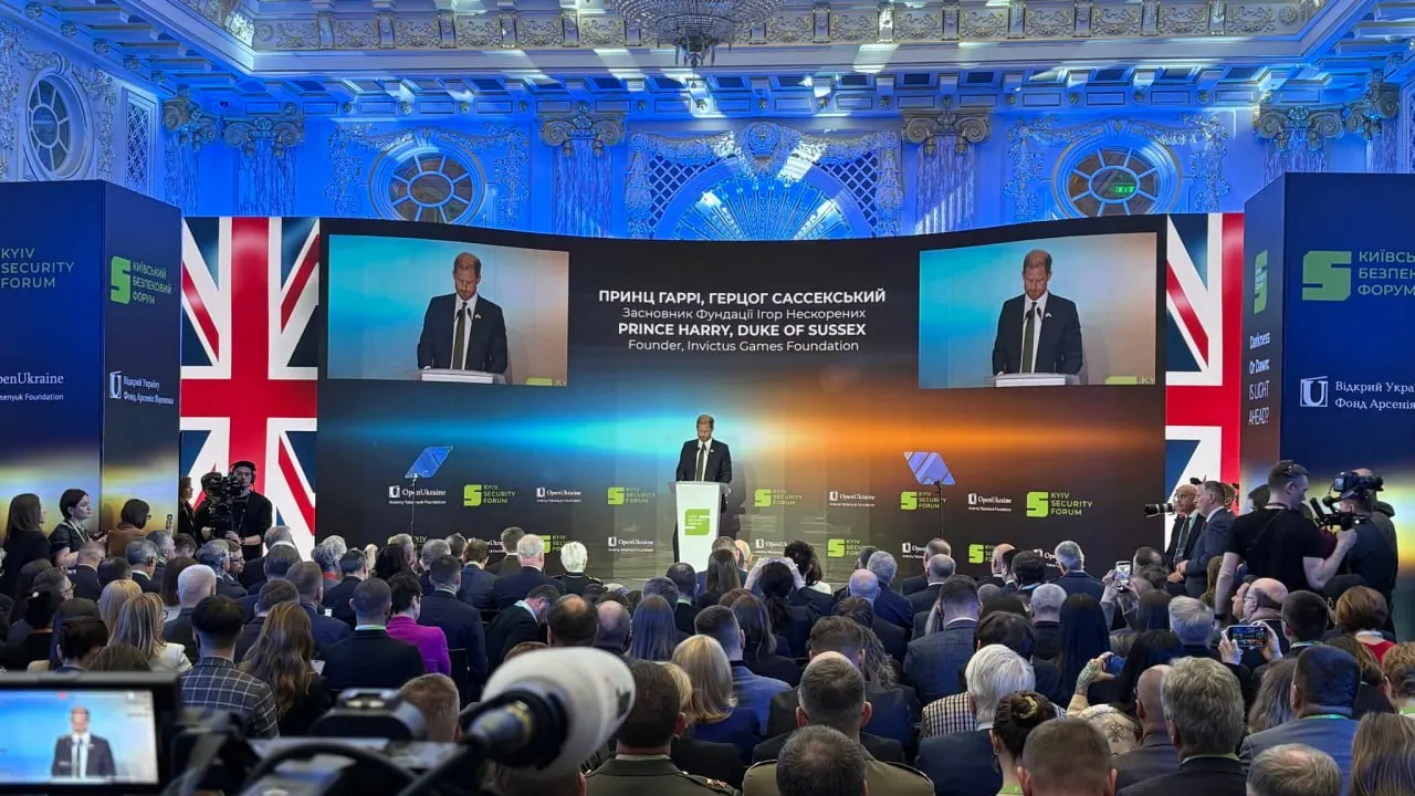 Герцог Сассекский, посетивший Украину в частном порядке, на форуме в Киеве обратился к Владимиру Путину с призывом прекратить войну и напомнил США о данных Киеву гарантиях безопасности после отказа от ядерного оружия.