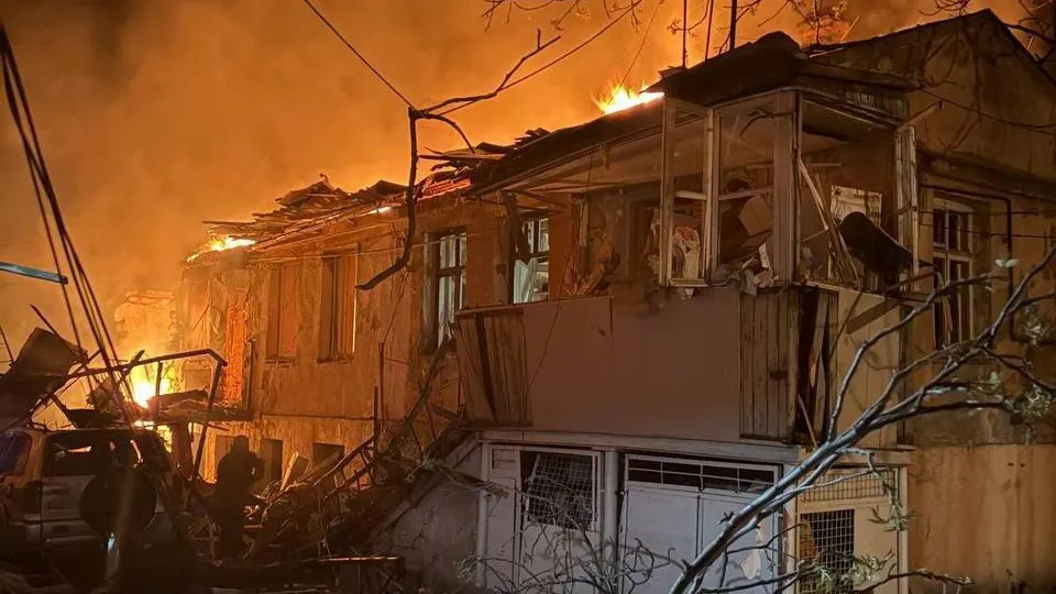 В результате ночного удара российских беспилотников по Одессе погибли два человека, около 40 жильцов эвакуированы, в том числе дети. Под обстрел также ранее попадали Днепр, Сумы и другие украинские города.