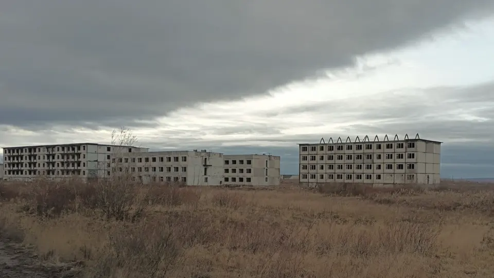 Несмотря на многолетние программы поддержки семей и пропаганду многодетности, рождаемость в России продолжает снижаться: оценки демографов показывают исторические минимумы и провал национальных целей по人口.