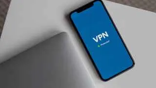 Игроки рынка VPN предупреждают: в ближайшее время платежи с российских карт за VPN могут быть прекращены, а зачистка серверов усилится из‑за новых требований к хостинг-провайдерам.