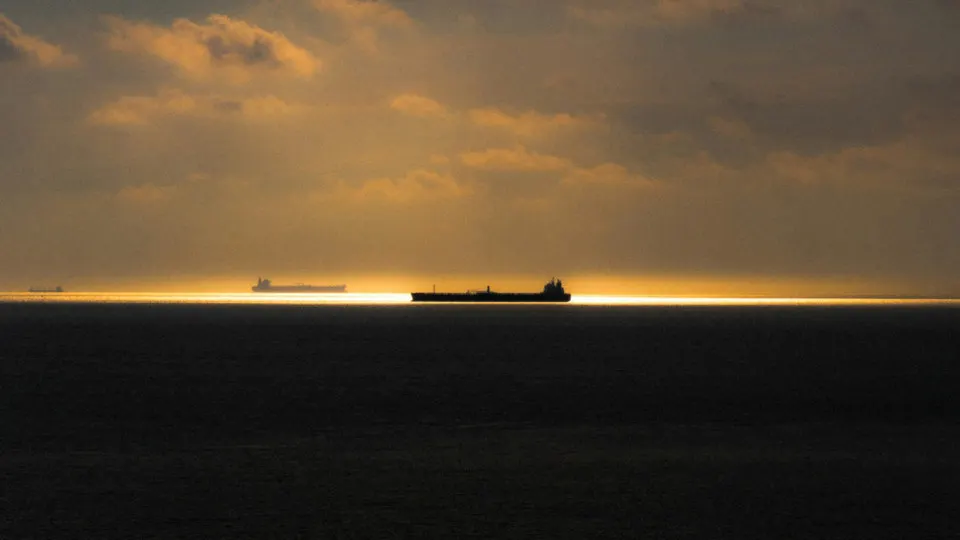 После активизации проверок со стороны шведской береговой охраны и заявлений британских властей подсанкционные танкеры с российской нефтью начали прокладывать более длинные маршруты, увеличивая затраты и риски, чтобы не заходить в контролируемые ими акватории.