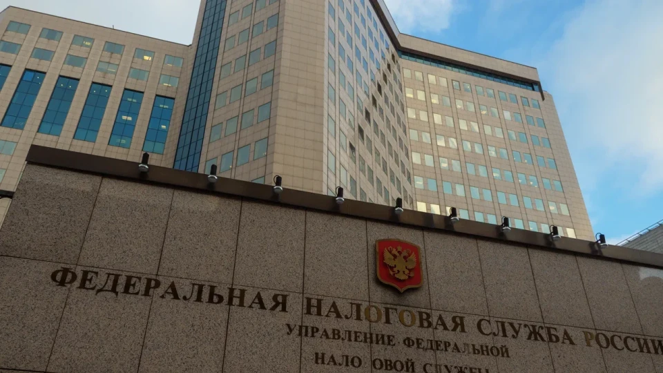 Налоговики активнее пресекают практику закрытия и повторного открытия ИП для обнуления лимитов по НДС. Предпринимателям грозят доначисления, пени и штрафы на фоне резкого роста дефицита федерального бюджета.