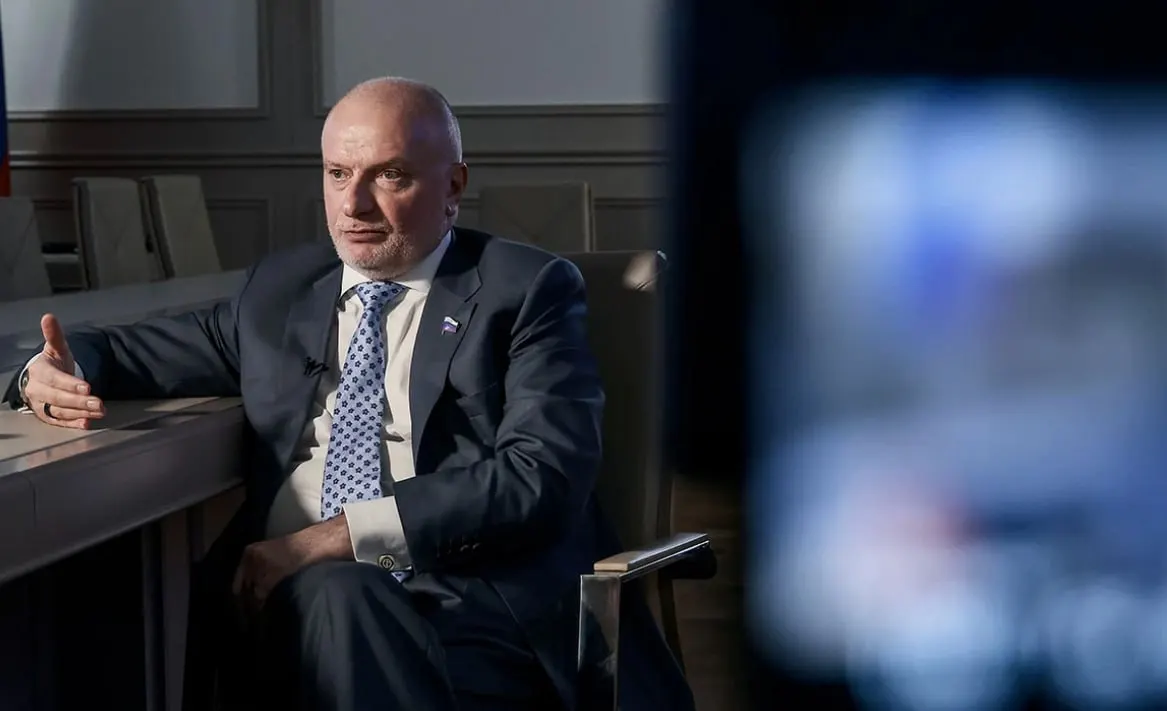 Новый закон позволяет арестовывать имущество граждан, покинувших Россию, если они совершили административное правонарушение за рубежом. По словам сенатора Андрея Клишаса, это обеспечивает реализацию принципа неотвратимости наказания при соблюдении прав нарушителя.