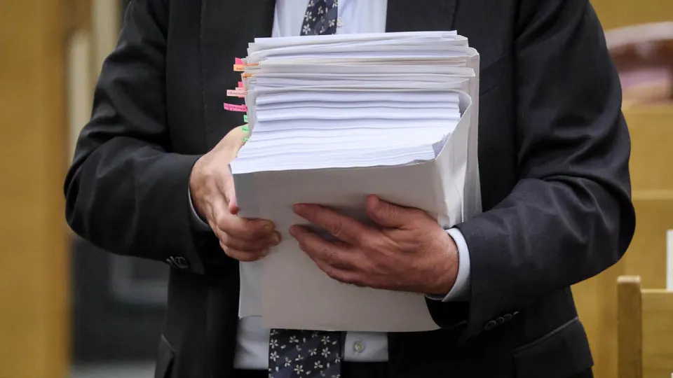По оценке Института Гайдара, в 2025 году доля засекреченных расходов бюджета достигла 28,6% — почти вдвое больше, чем в 2021 году; закрытая часть оценивается в примерно 12,3 трлн руб.