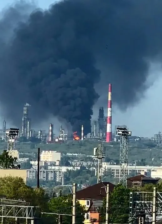 В результате ночных атак беспилотников в Самарской и Белгородской областях погибли два человека и несколько человек получили ранения. Силы ПВО за ночь перехватили более сотни БПЛА.