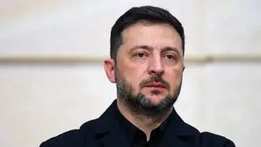 Президент Украины заявил, что за последние сутки российские силы совершили более 150 штурмовых действий, свыше 100 обстрелов и почти 10 000 ударов дронами-камикадзе. Украина пока воздерживается от дальнобойных ответов, но предупреждает о зеркальной реакции.