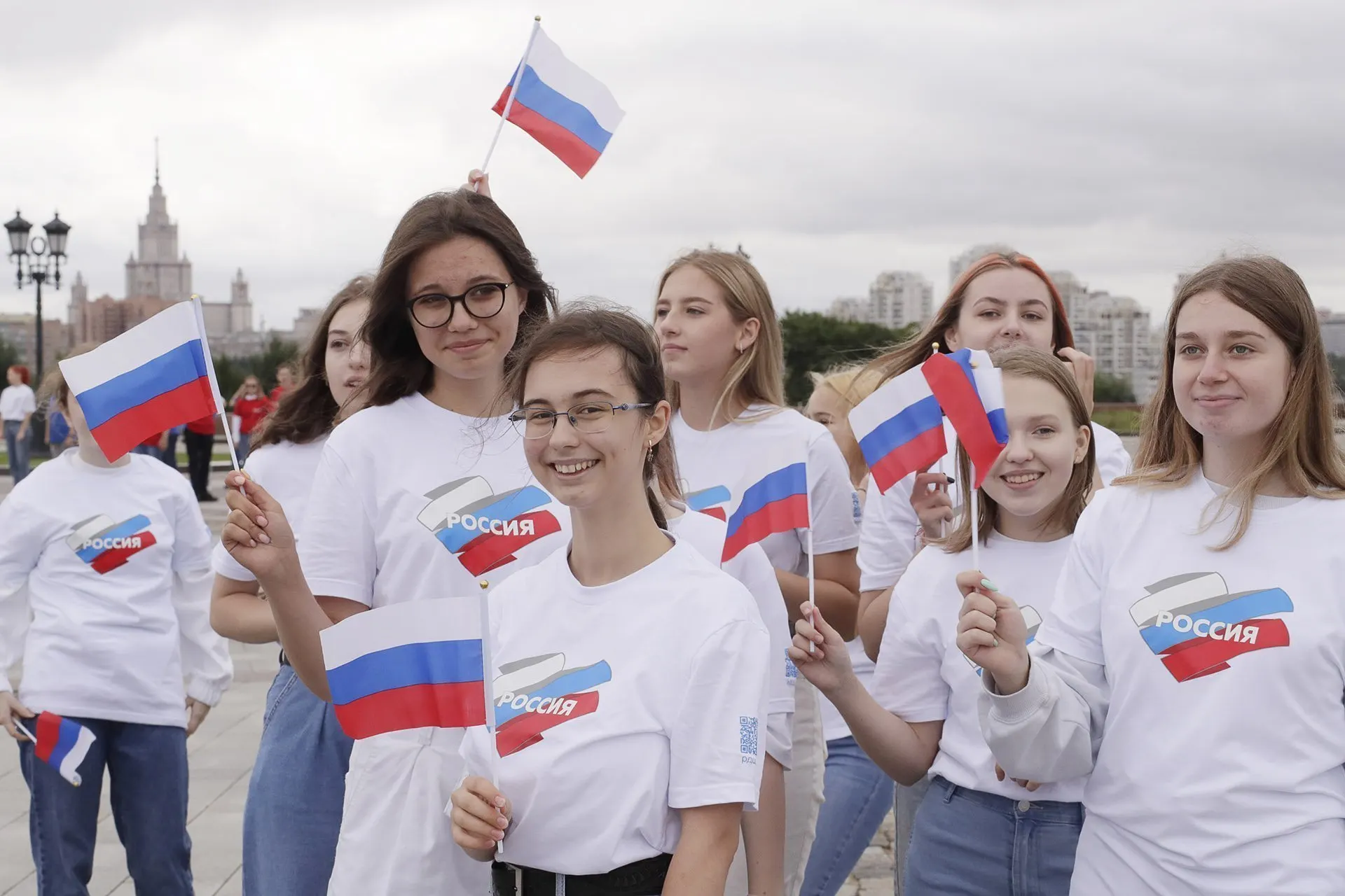Бюджеты на патриотическое воспитание молодёжи резко выросли, а для оценки эффектов введена сложная система показателей. Эксперты критикуют методики — они могут измерять активность власти, но не реальные убеждения граждан.