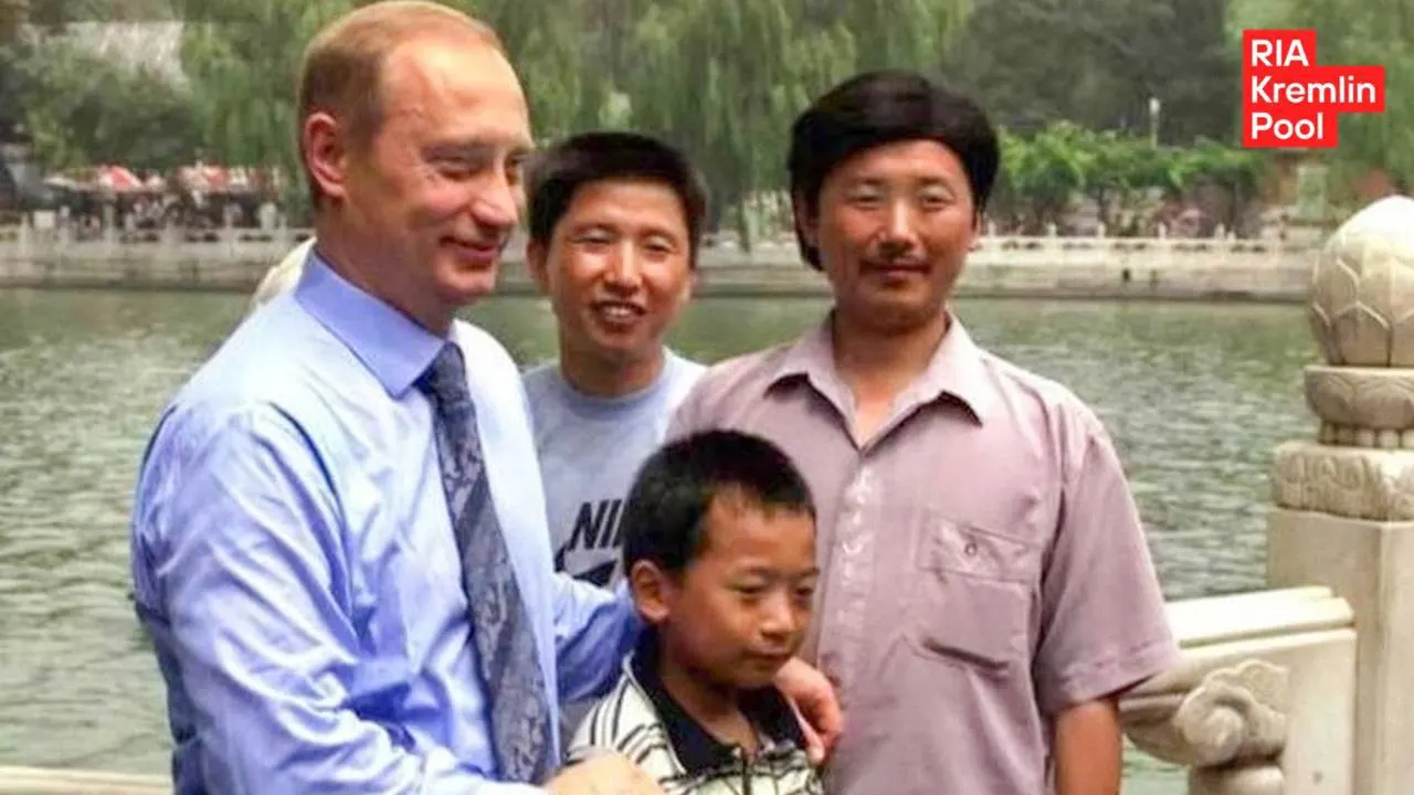 Мужчина из снимка, Пэн Пай, стал инженером, учился в Москве и признался, что мечтал рассказать о своей жизни президенту; случай вновь вызвал ностальгию по нулевым.