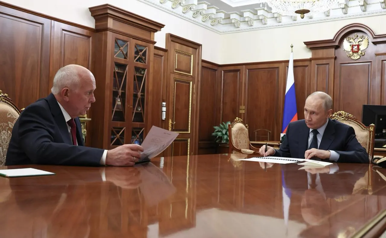 Глава Ростеха доложил президенту о задержках в производстве пассажирских самолётов: серийный запуск МС‑21 и «Суперджет‑100» ожидают не раньше следующего года, планы по выпуску на 2030‑2035 годы пересматриваются.