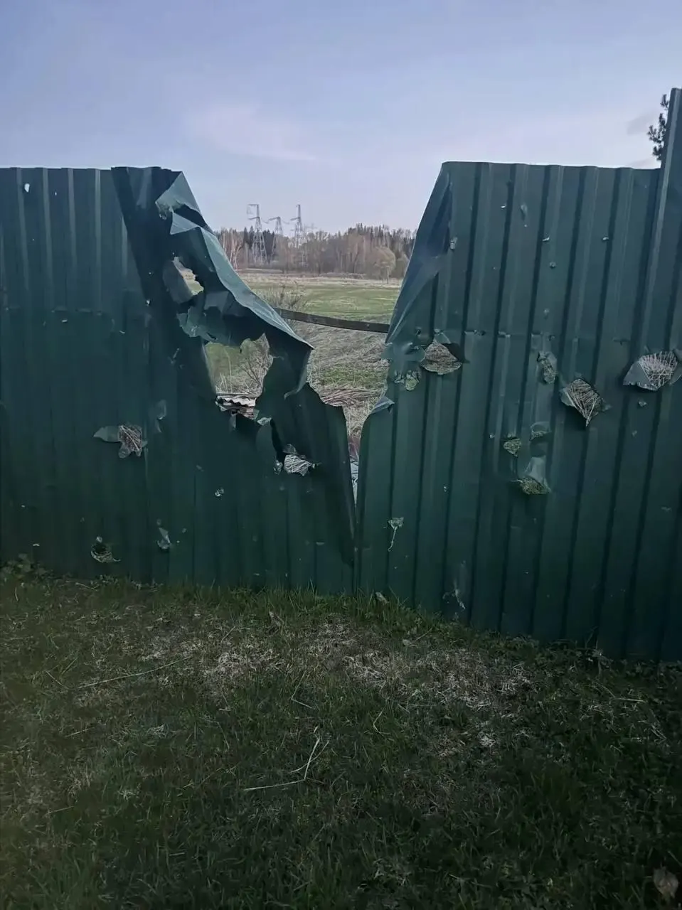 В Волоколамском округе в результате атаки БПЛА погиб 77‑летний мужчина. В Ленинградской области сообщают о примерно 60 сбитых дронах, Минобороны заявляет о более чем 330 поражённых беспилотниках по стране.