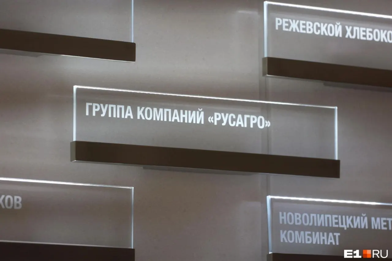 Суд наложил арест на имущество предпринимателя в рамках уголовных дел о крупном мошенничестве и злоупотреблении полномочиями; задержание и обыски прошли в марте 2025 года.
