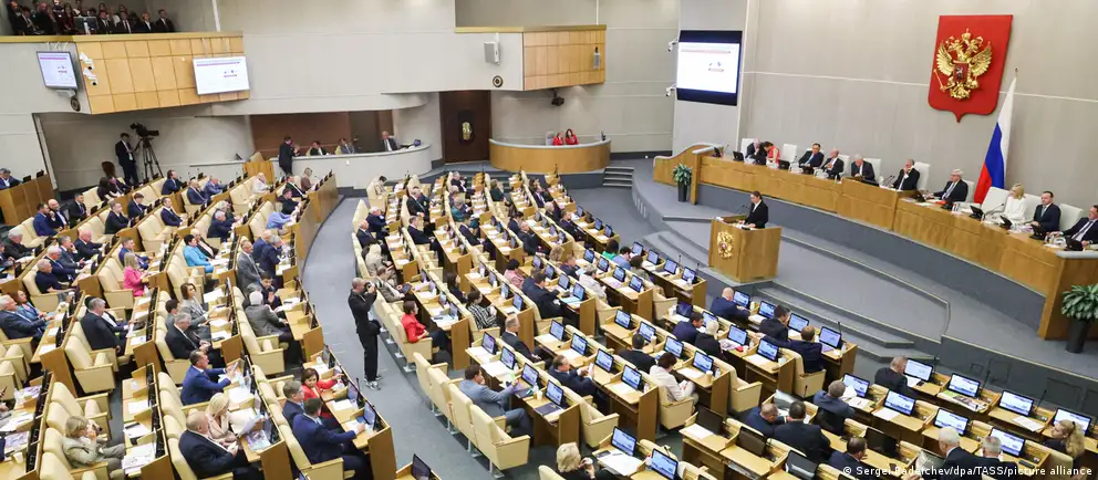 Документ предлагает дополнить КоАП 58 новыми составами — от «дискредитации» армии и участия в несанкционированных митингах до призывов к санкциям — за которые иностранцев и лиц без гражданства можно будет выдворять из России.