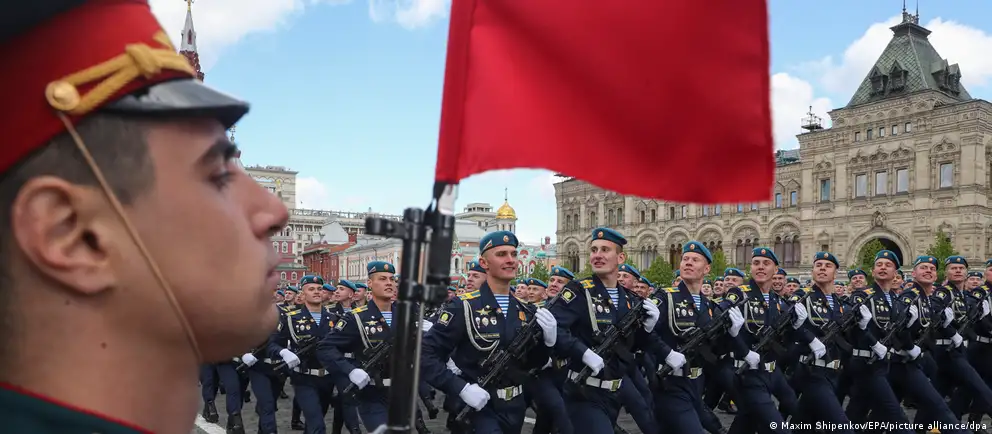 Военные парады и праздничные салюты в ряде российских городов отменяют или сокращают: в Москве исключили проезд техники, в регионах часть мероприятий вовсе отменили. Эксперты связывают решения с соображениями безопасности и с тем, что техника и логистика задействованы на фронте.