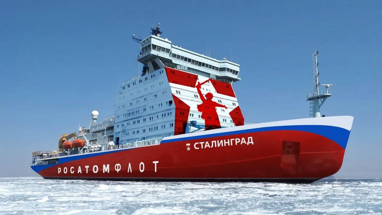 Власти предлагают ввести новые платежи — либо портовый сбор с экспортных грузов, либо дополнительную плату до $2,75 за тонну на Северном морском пути в 2027–2035 годах — чтобы покрыть удорожание строительства ледоколов «Ленинград» и «Сталинград» и вспомогательного судна.