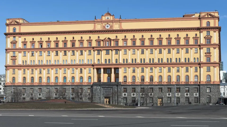 Глава Пограничной службы заявляет, что инженерные заграждения и изменения в правилах пропуска на границе создают риск конфликтов; Москва готовится к различным сценариям на западных рубежах.