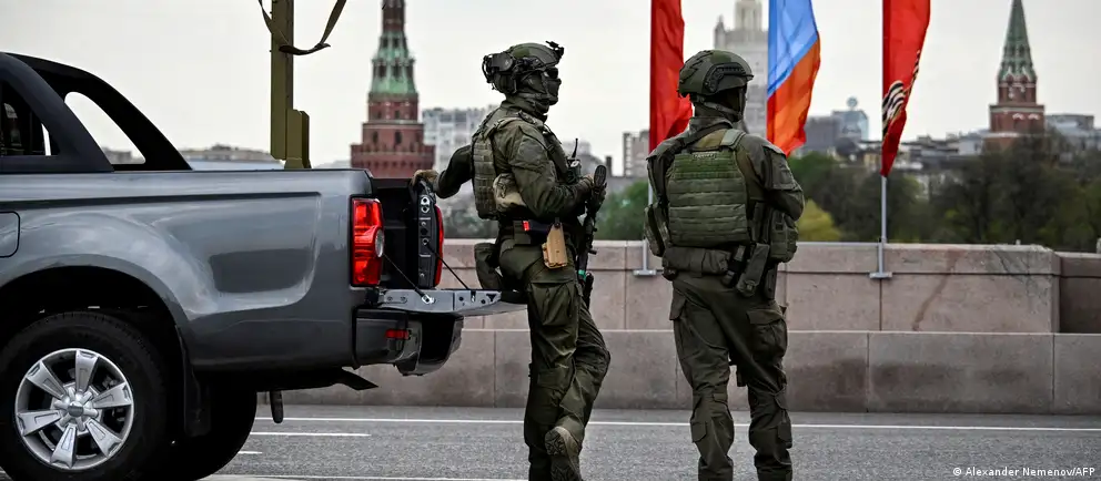 Власти отозвали приглашения зарубежным корреспондентам на торжества в Москве. Парад пройдёт в сокращённом формате без военной техники — изменения объясняют «оперативной обстановкой» и угрозами со стороны Украины.