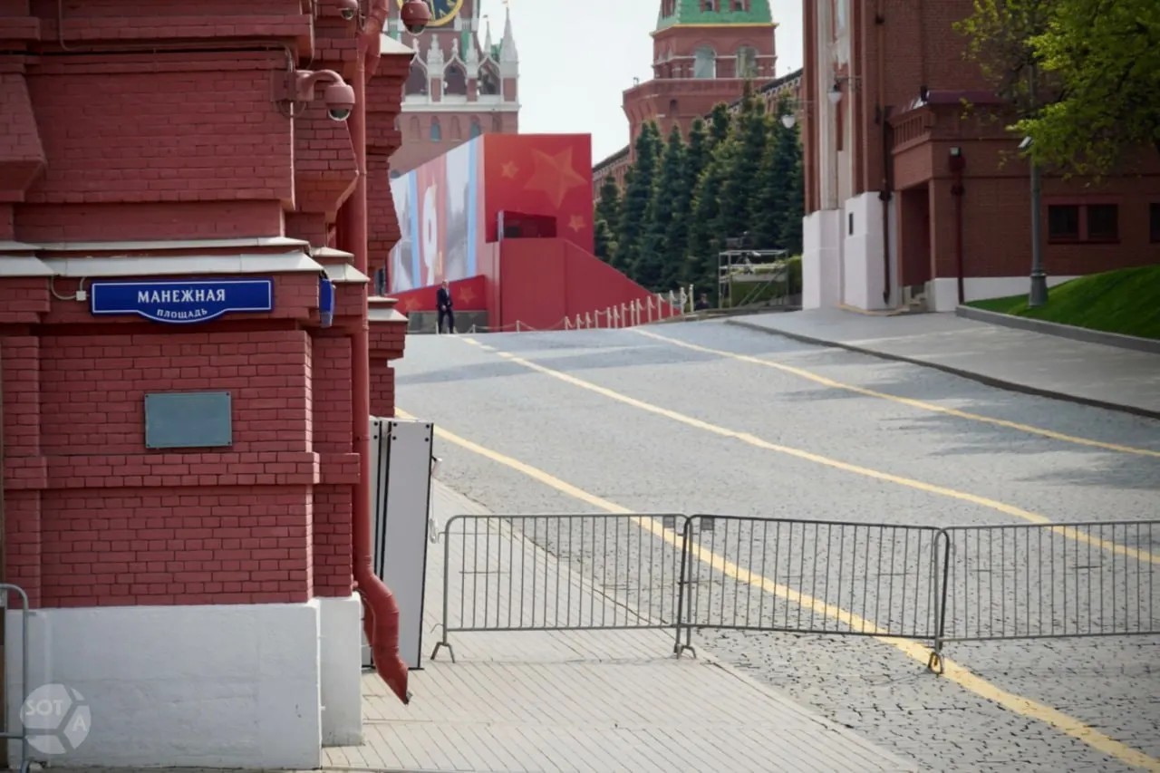 Иностранным журналистам, ранее выдавшим аккредитации на парад в Москве, сообщили об отзыве разрешений «в связи со сложившейся ситуацией». Доступ теперь заявлен только для российских СМИ.