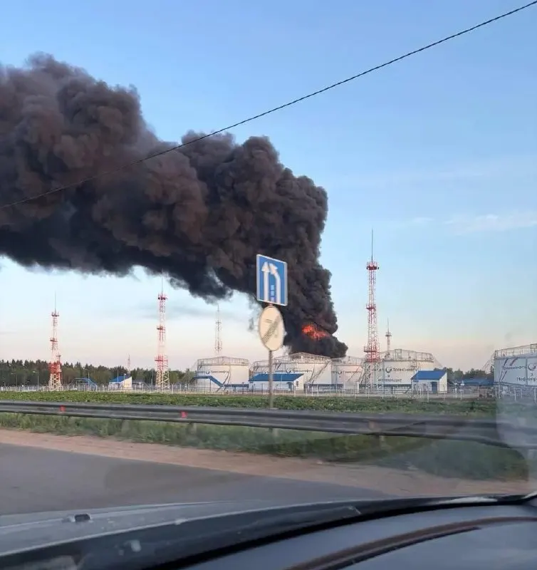 Ночью и утром беспилотники нанесли удары по московским и подмосковным объектам — нефтеперерабатывающему заводу, нефтеналивной станции и технопарку. Есть погибшие, раненные, повреждены жилые дома и приостановлена часть работы аэропорта.