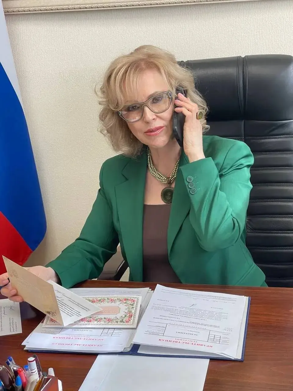 Депутат Татьяна Соломатина заявила, что медики и педагоги не почувствовали обещанного снижения бумажной нагрузки — несмотря на официальные отчёты, объём отчётности растёт. Володин поручил подготовить предложения по отмене лишних форм документооборота.