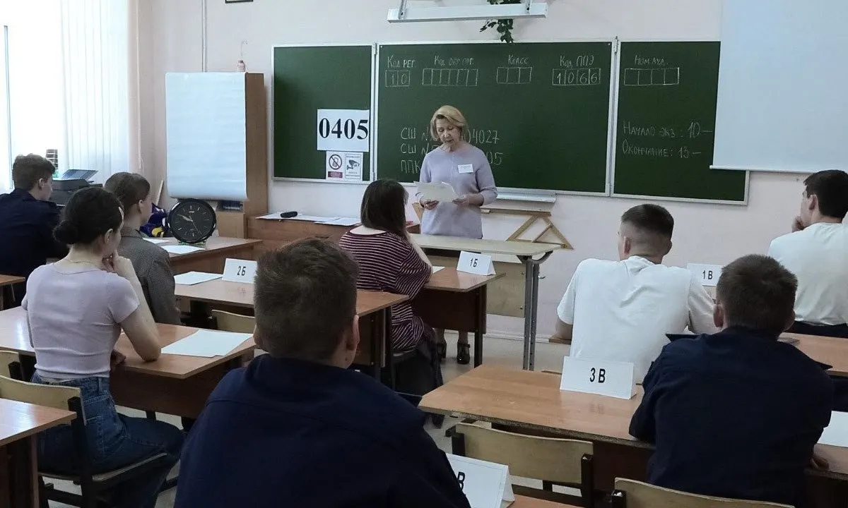 В новых методических рекомендациях сказано, что организаторы и сотрудники охраны не имеют права прикасаться к экзаменуемым и их вещам; при срабатывании металлоискателя просят добровольно показать или сдать предмет.