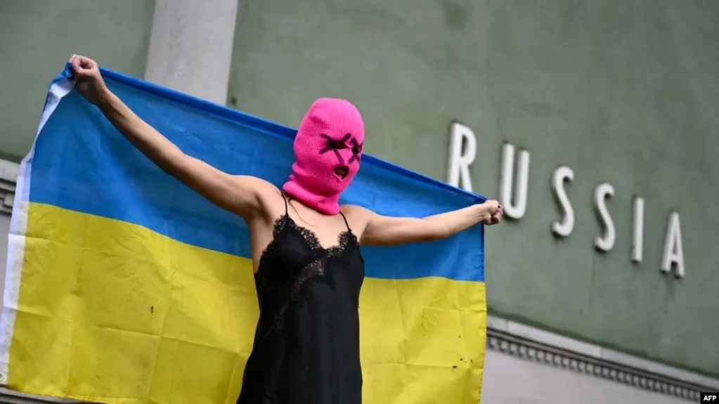 Росфинмониторинг обновил список: панк‑сообщество Pussy Riot внесено в реестр террористов и экстремистов. Рассказываем о ключевых решениях и предыстории дел против активистов.