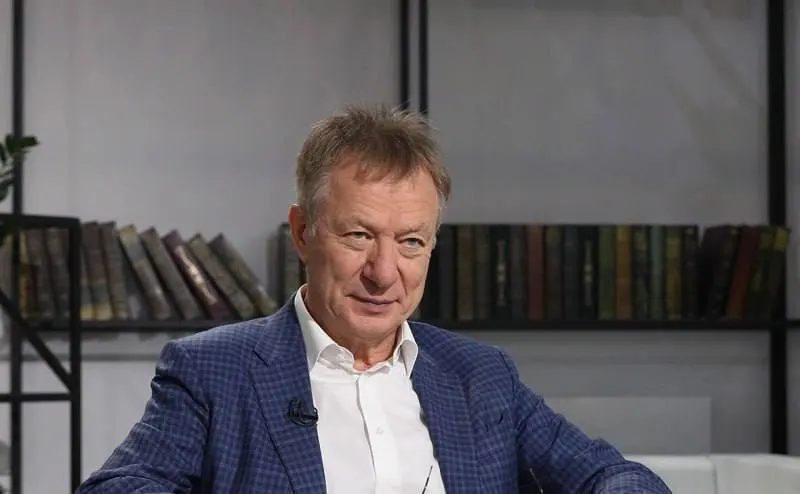 Бизнесмен, по данным прокуратуры, воспользовался голландским паспортом и покинул страну через Белоруссию после того, как Мосгорсуд признал его и фонд экстремистами и постановил конфисковать имущество на сумму около 8 млрд рублей.