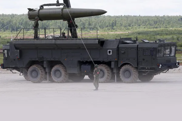 По заявлению Минобороны, военные доставили специальные боеприпасы и снарядили оперативно‑тактические комплексы «Искандер‑М» в рамках начавшихся совместных учений по подготовке ядерных сил.