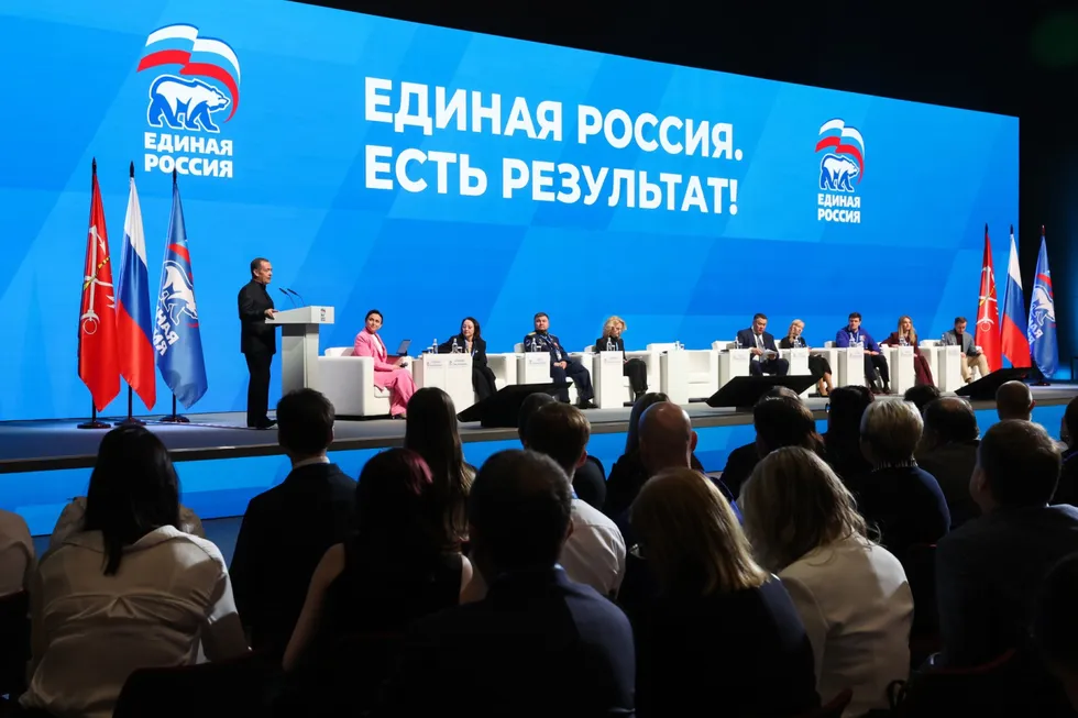 Политический блок АП рекомендовал государственным и лояльным изданиям избегать слова «запрет» в заголовках и «подсвечивать» позитивные инициативы единороссов вместо публикаций о новых ограничениях.