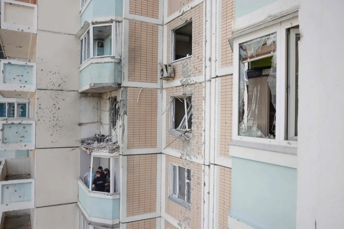 Жители разных городов рассказывают о страхе, злости и изменениях в жизни после серий атак беспилотников по российским городам — от ощущения обречённости до желания уехать и требований остановить военную промышленность.