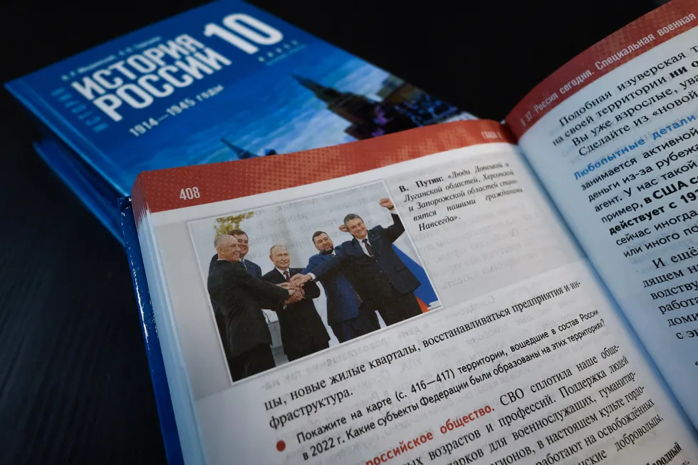 Линейка учебников для средней школы 2025 года переполнена политическими вкраплениями, исключениями неудобных фактов и идеологическими интерпретациями. Вместо сложного анализа детям предлагают готовую картину, выгодную власти.
