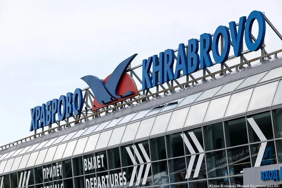 Утром 7 мая в калининградском аэропорту «Храброво» задерживаются около 20 рейсов, шесть рейсов отменены. В качестве причины называют временные ограничения воздушного пространства в ряде районов Ленинградской области.
