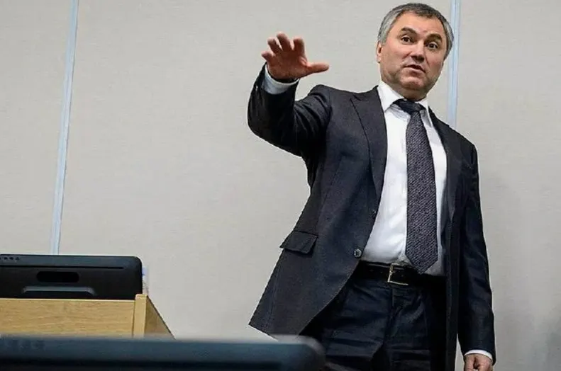 Решение принято после инцидента с разговором депутата в зале; ранее также ограничили доступ фотографов на балкон для СМИ.