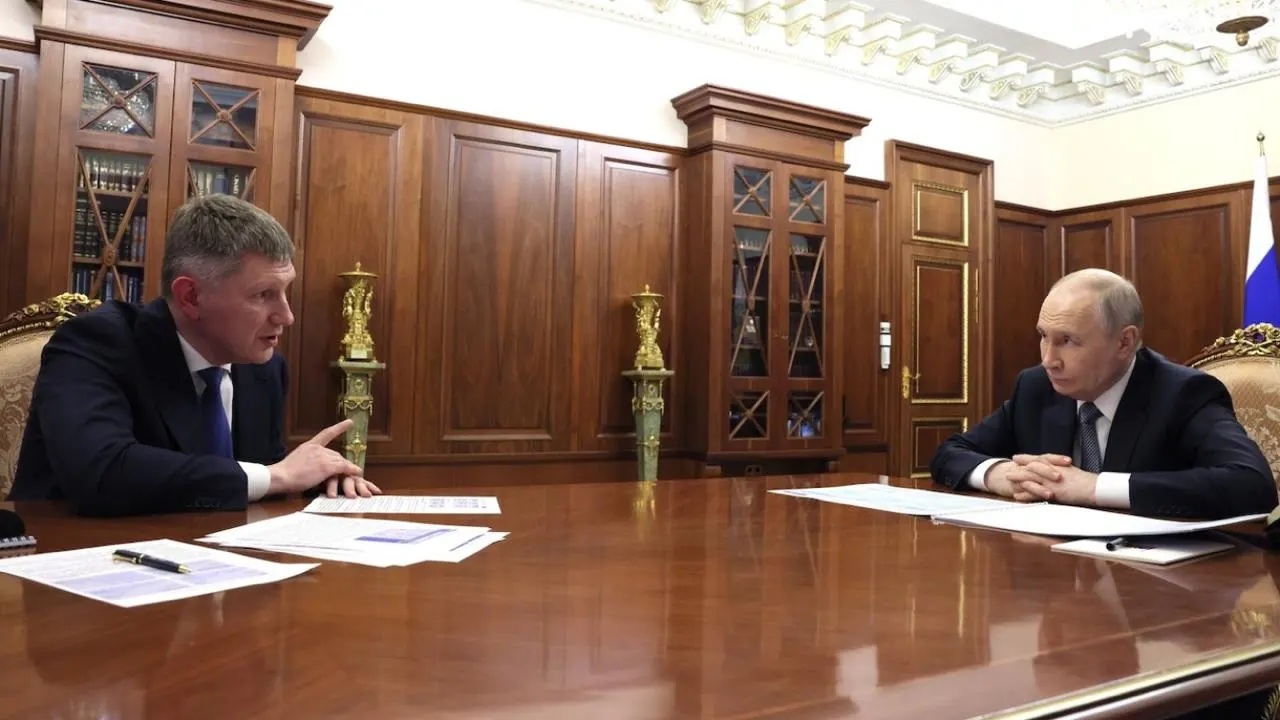 Министр экономического развития Максим Решетников сообщил президенту, что по темпам роста ВВП Россия опережает США: доля российского ВВП на душу населения относительно США выросла с 43% в 2017 году до почти 56% в 2025-м. При этом по абсолютным показателям Россия значительно отстаёт от развитых стран, следует из данных МВФ.