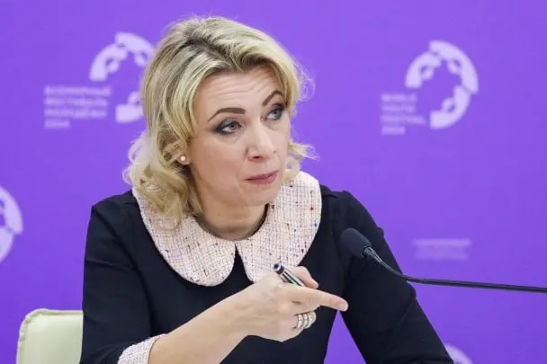 Мария Захарова заявила, что сотрудники Госдепартамента уведомляют российских дипломатов о том, что их дети, родившиеся в США, автоматически получили американское гражданство, хотя семьи не подавали заявлений.