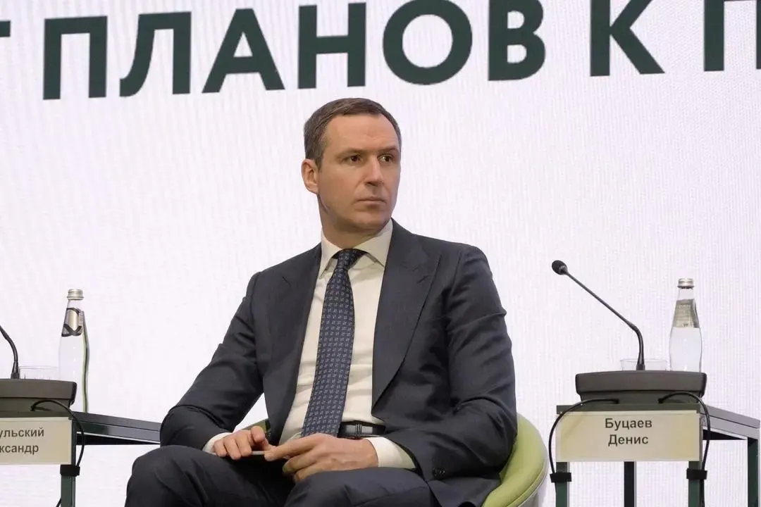 Буцаева подозревают в хищении средств Российского экологического оператора. По некоторым данным, он может находиться в США. Мусорную реформу, на которую потрачено не менее 94 млрд рублей, признали проваленной — перерабатывается не более 10% отходов.