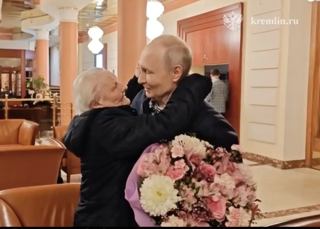 Президент России встретился со своей первой учительницей: они обнялись, поцеловали друг друга и не смогли сдержать слёз.