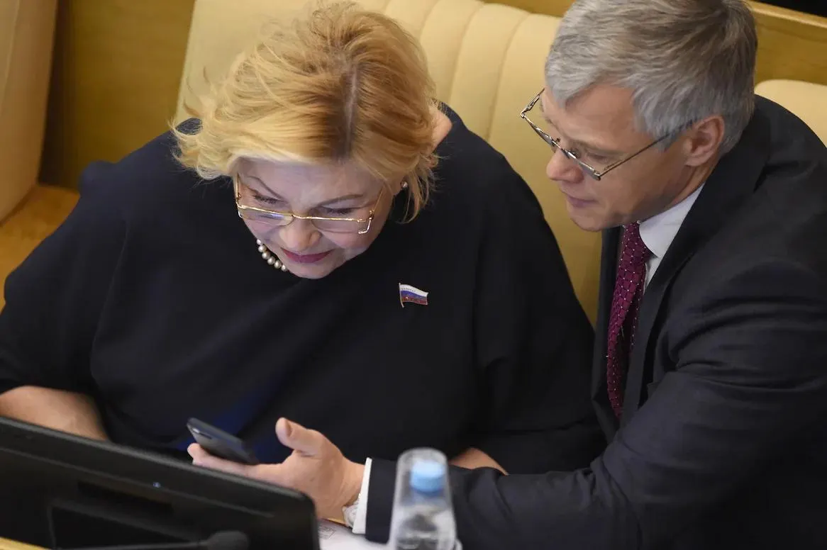 Валерий Гартунг и Елена Драпеко оказались двумя депутатами, проголосовавшими против обращения по удару в Старобельске — спикер назвал ситуацию «техническим сбоем». Депутаты использовали трагедию для политических заявлений и угроз в адрес Украины.