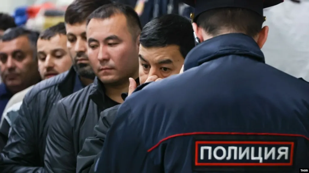Законопроект предусматривает административное выдворение из России за ряд правонарушений — от участия в несогласованных акциях до призывов к санкциям и хулиганства; число оснований для выдворения может вырасти до 58.
