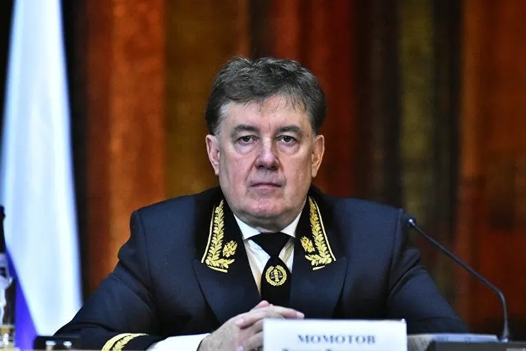 Высшая квалификационная коллегия судей единогласно постановила лишить Виктора Момотова статуса судьи в отставке за нарушение антикоррупционного законодательства. Это лишает его неприкосновенности и открывает путь для уголовного преследования.