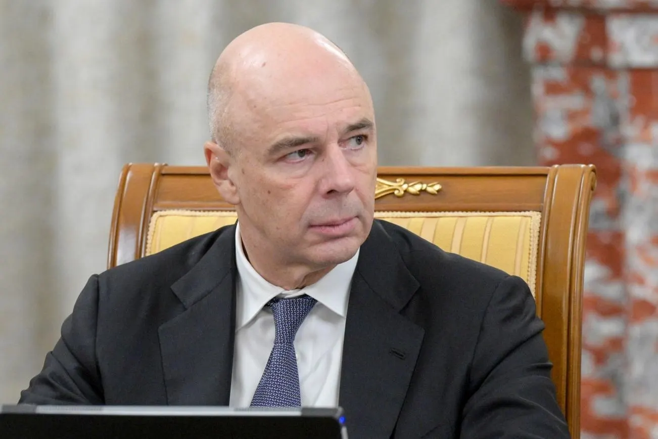 Министр финансов Антон Силуанов предложил временно приостановить часть запланированных бюджетных расходов на 2,9 трлн рублей, чтобы покрыть дополнительные траты на военные операции; возможный перерасход в этом году оценивают в 2–4 трлн рублей.
