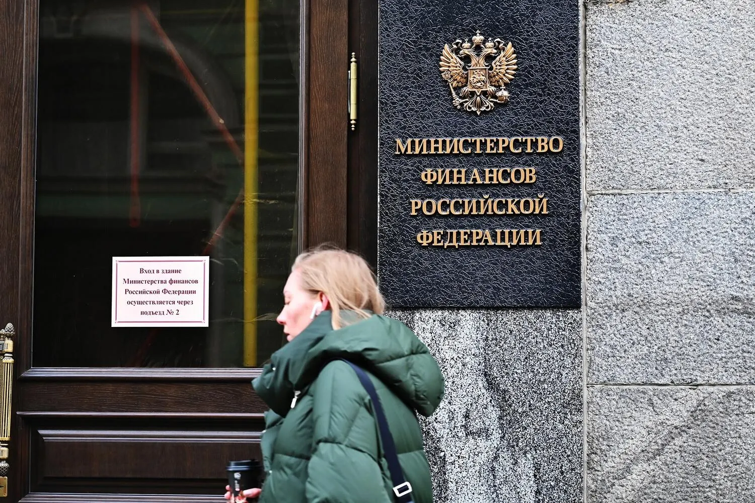 Минфин в мае направит в ФНБ 110 млрд рублей на покупки валюты и золота на фоне роста нефтяных цен; ликвидная часть фонда составляет 3,6 трлн рублей.