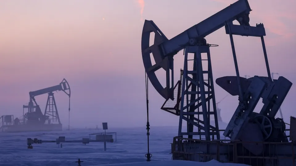 Минэкономразвития ожидает снижения нефтедобычи в 2026 году до 511 млн тонн — четвёртый год подряд и самый низкий показатель с 2009 года. Причины — ухудшение финансовых показателей компаний, сокращение бурения и последствия режима санкций.