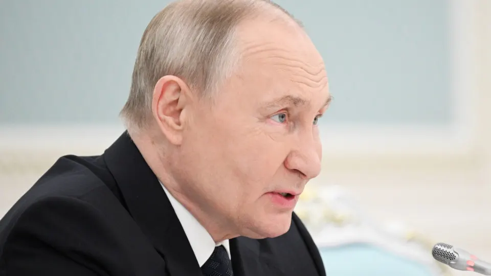 Власти поставили цель увеличить число иностранных обучающихся до полумиллиона к 2030 году; сейчас в России более 300 тысяч иностранцев. Одновременно зафиксирован массовый набор иностранцев в вооружённые формирования — среди вербованных есть погибшие, а студенты жалуются на давление со стороны руководства вузов.