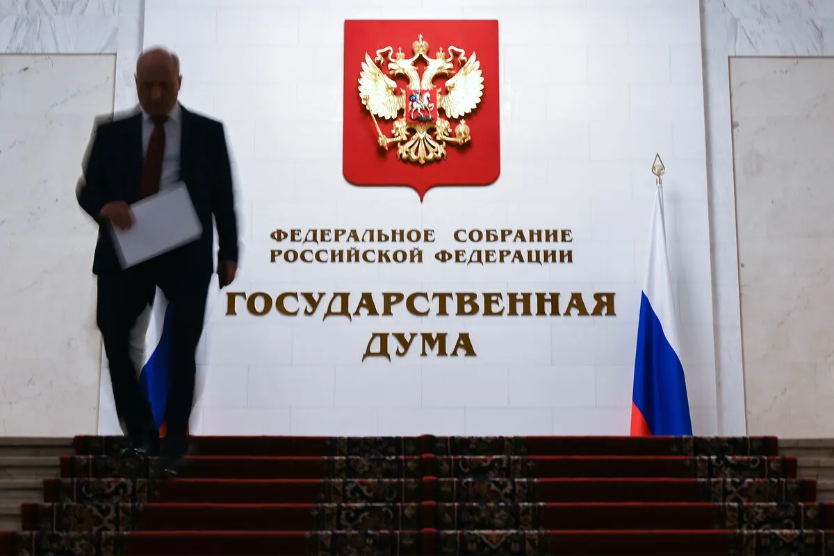 Законопроект, внесённый в 2024 году и прошедший первое чтение в мае 2025 года, вводит закрытый перечень правонарушений, за которые можно конфисковать имущество россиян, находящихся за границей.