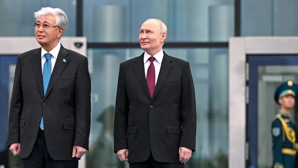Атомная электростанция у озера Балхаш будет строиться на российские деньги: проект оценивают в $16,4 млрд плюс около $2 млрд на безопасность и социнфраструктуру. Работы стартуют в 2027 году, первый реактор должен заработать в 2034-м.