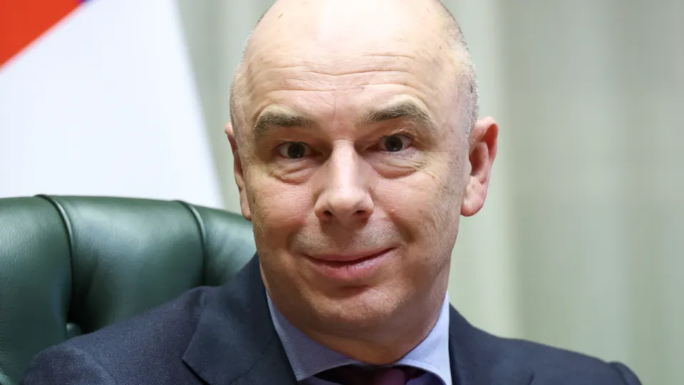 Из‑за ухудшения прогноза роста и снижения нефтегазовых поступлений власти пересматривают бюджет: возможна оптимизация расходов на сотни миллиардов и поиск дополнительных доходов.
