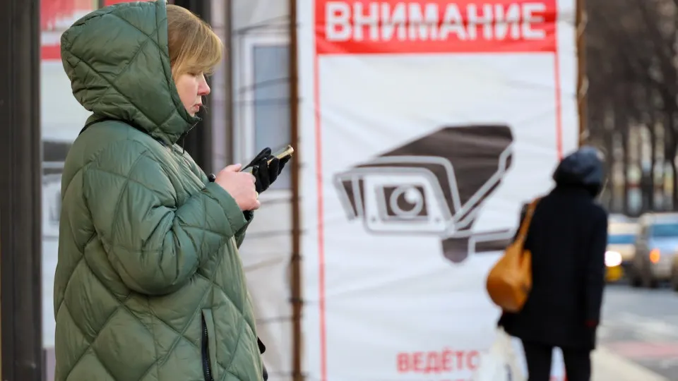 Пользователи отмечают, что государственный мессенджер без согласия удаляет сообщения со ссылками на VPN-ключи и блокирует повторные отправки; одновременно в ряде сервисов вводят ограничения на работу через VPN в рамках кампании по противодействию обходу блокировок.
