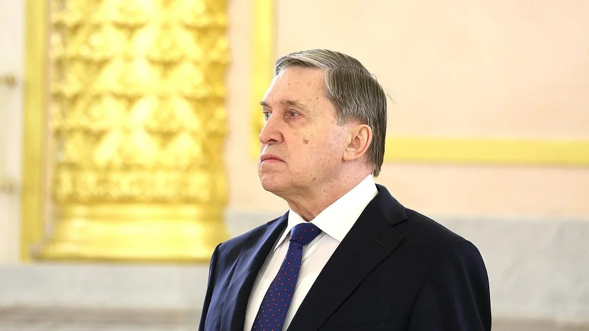 Помощник российского руководителя заявил, что война продолжится до вывода украинских войск из Донбасса. Он отметил, что переговоры без такого шага будут цикличными; при этом США продолжают попытки урегулирования, а Владимир Путин готов к встрече с Владимиром Зеленским при условии окончательных договорённостей.