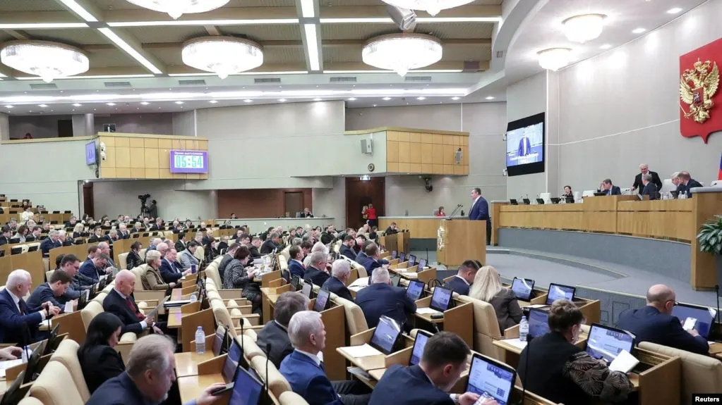 Депутаты приняли пакет поправок, который запрещает «иноагентам» распространять социальную рекламу, вводит обязанность банков передавать сведения о счетах и устанавливает требования к авторизации пользователей на российских сайтах.