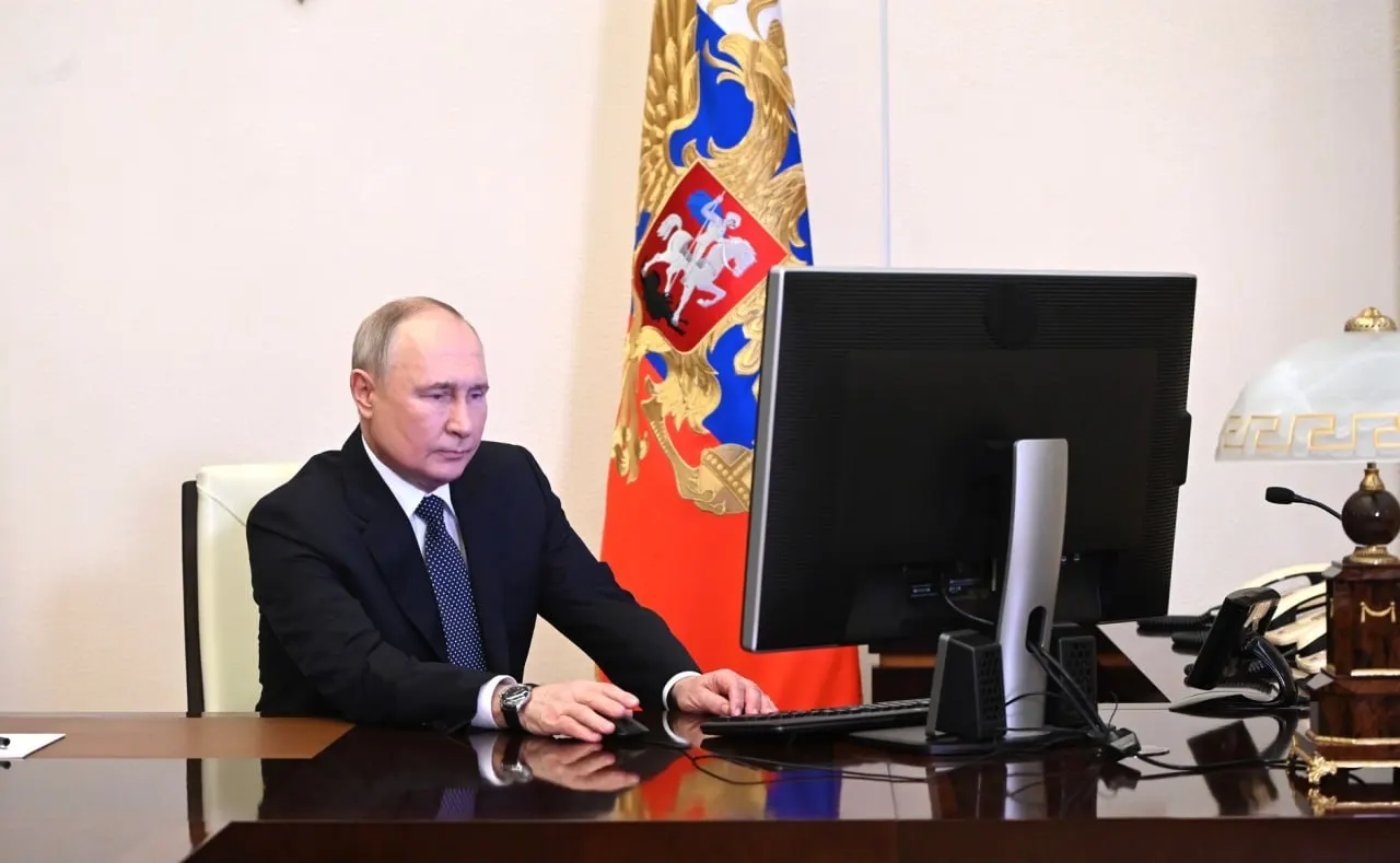 Кабинет министров и ФСБ получили указание обеспечить работу критичных интернет‑сервисов и ввести «белые списки» к началу июля. За исполнение отвечают премьер и глава ФСБ.
